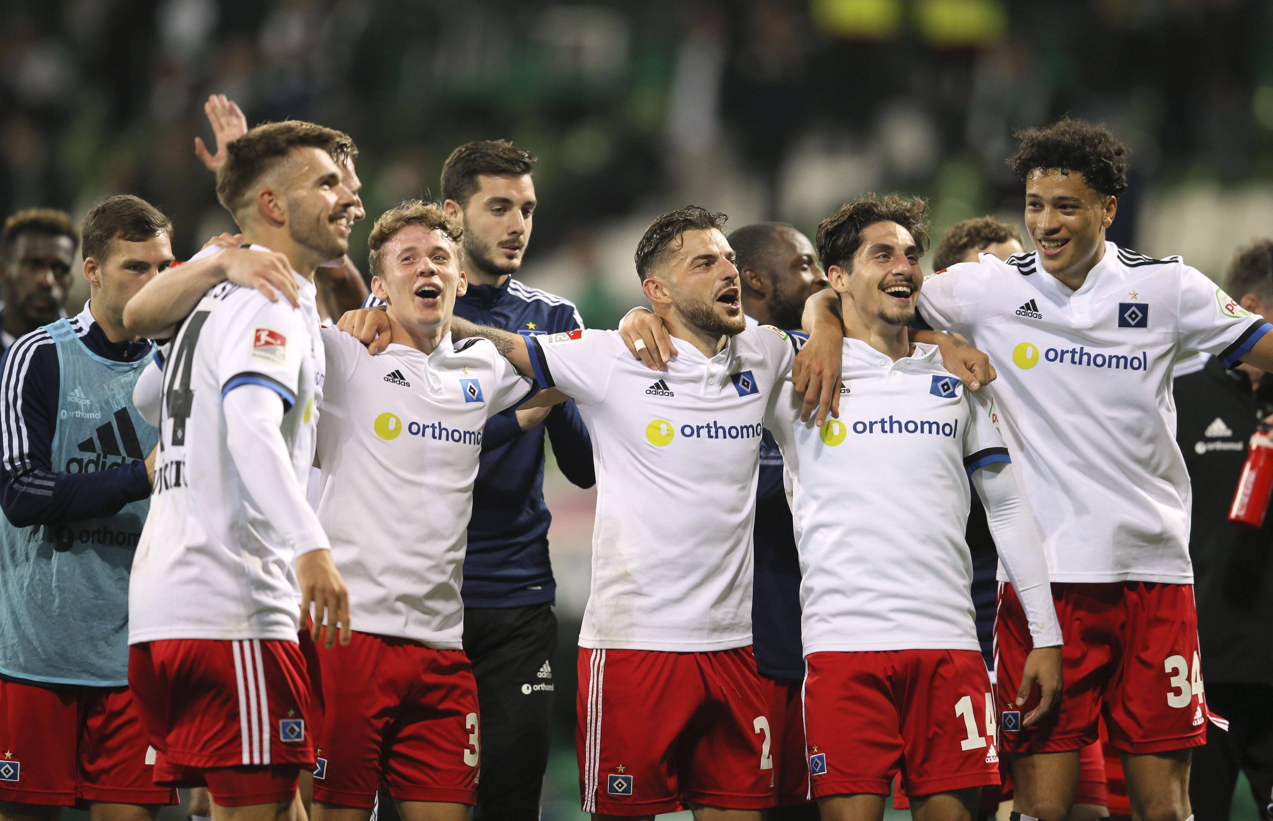 HSV-Profis Tim Leibold, Ludovit Reis und Jonas David jubeln