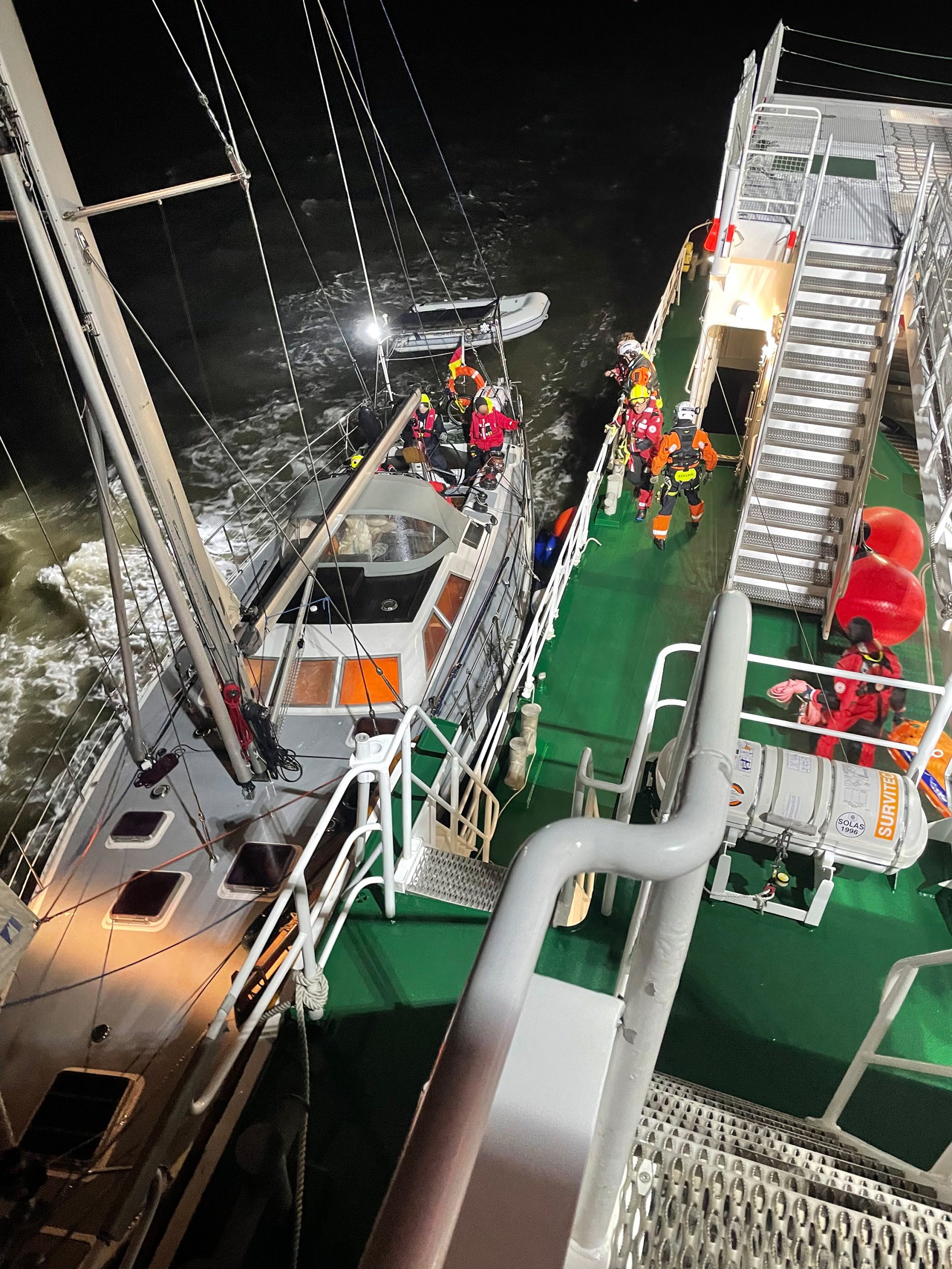 Nahe der Insel Minsener Oog konnte der Seenotrettungskreuzer "Hermann Marwede" bei der Segelyacht längsseits gehen. Die Seenotretter stiegen auf die Yacht über, um dem verletzten Skipper zu helfen.