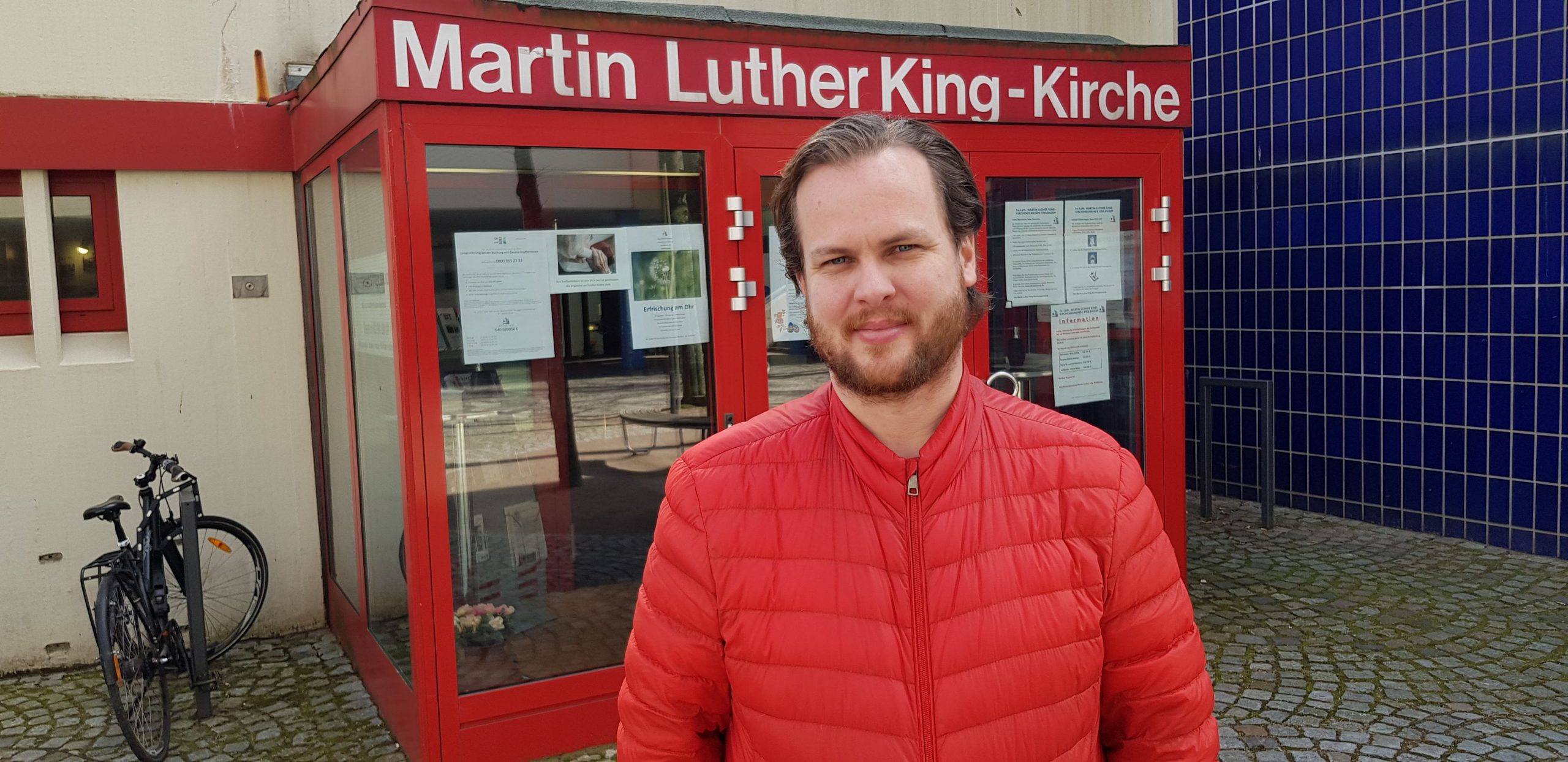 Pastor Andreas Holzbauer vor der Kirchengemeinde in Steilshoop