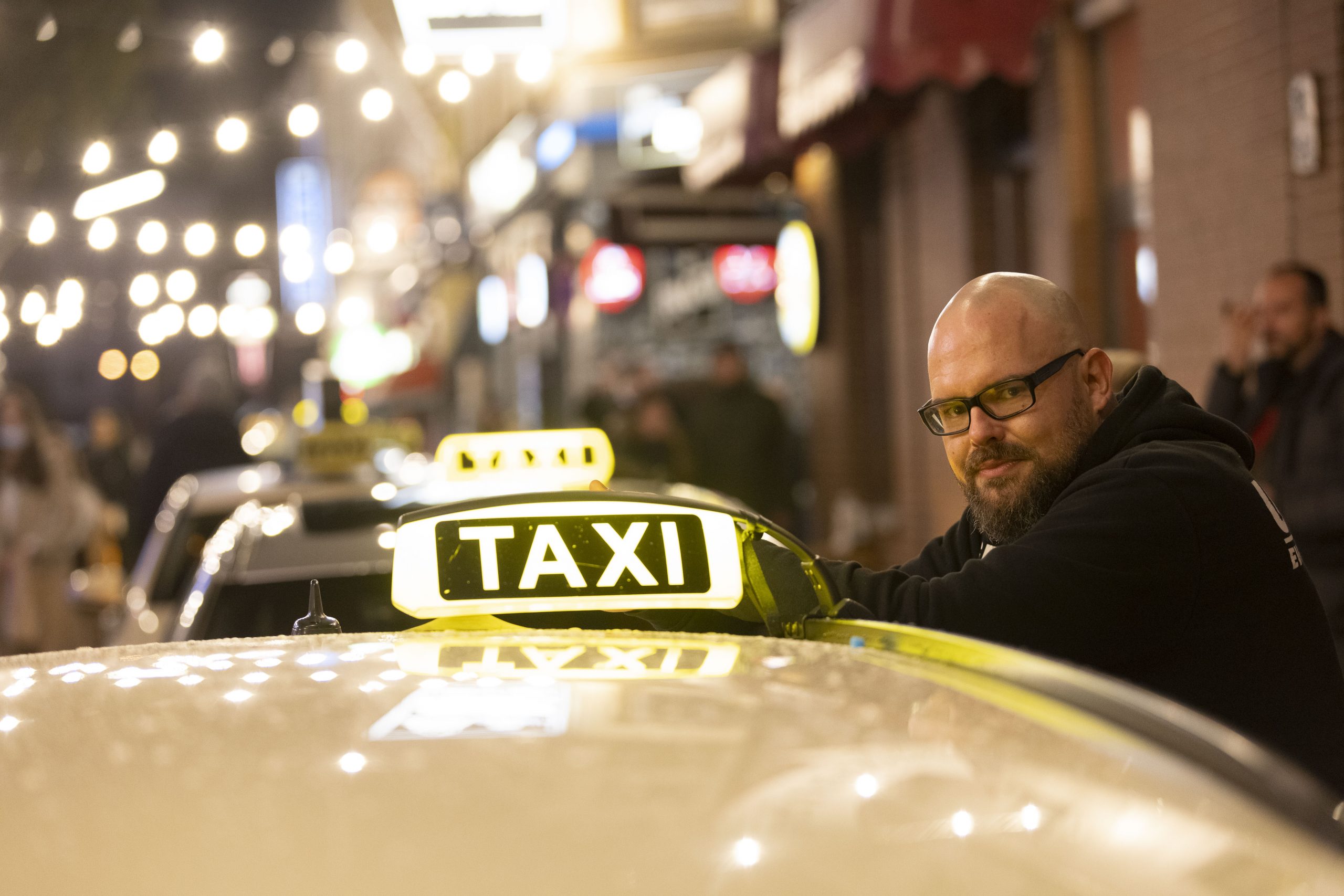 Henrik Moss (44), besser bekannt als Taxi-Henni, vermittelt rollende Solidarität und wird dafür gefeiert.