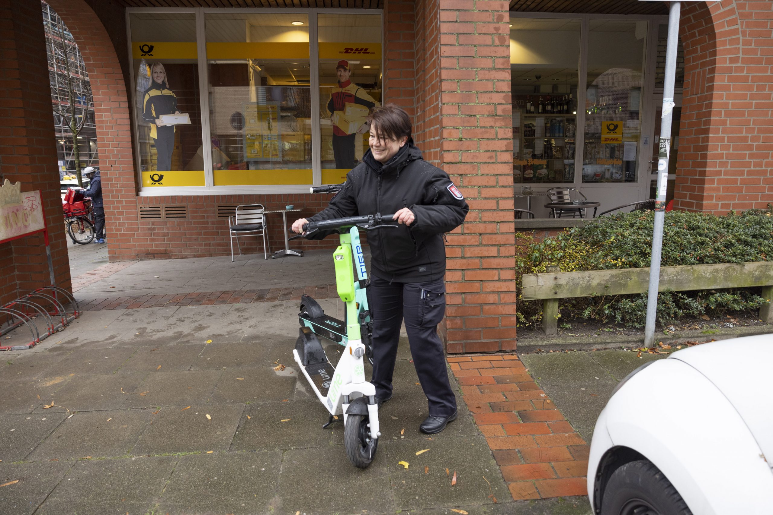 Der falsch geparkte E-Scooter wird beiseite geschafft.