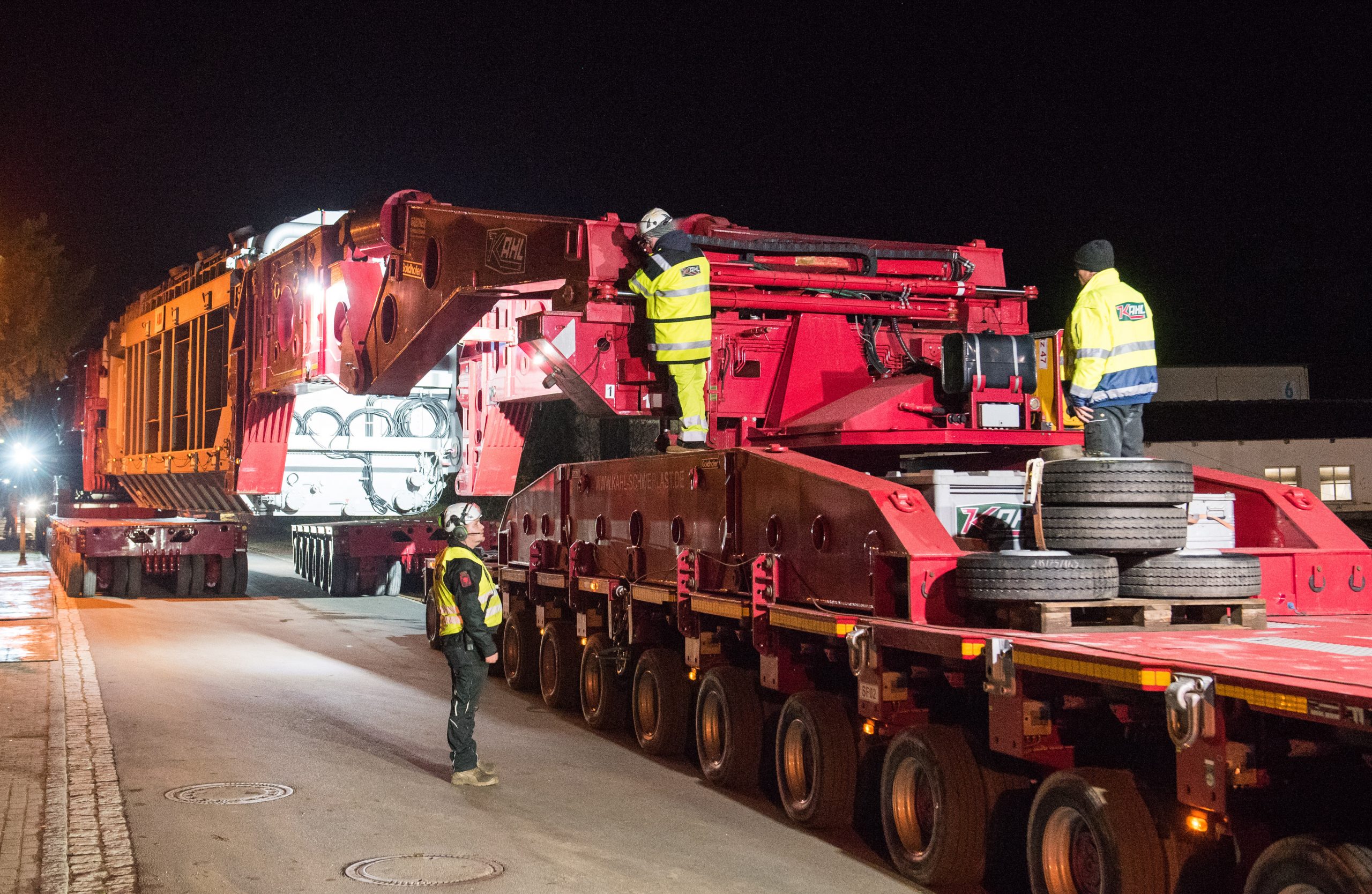 Der Schwerlasttransport mit einem 350 Tonnen wiegenden Trafo.