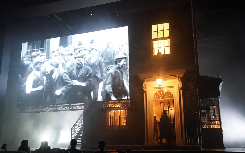 Generalprobe zu „Der Geheimagent“ auf der Bühne im Deutschen Schauspielhaus.