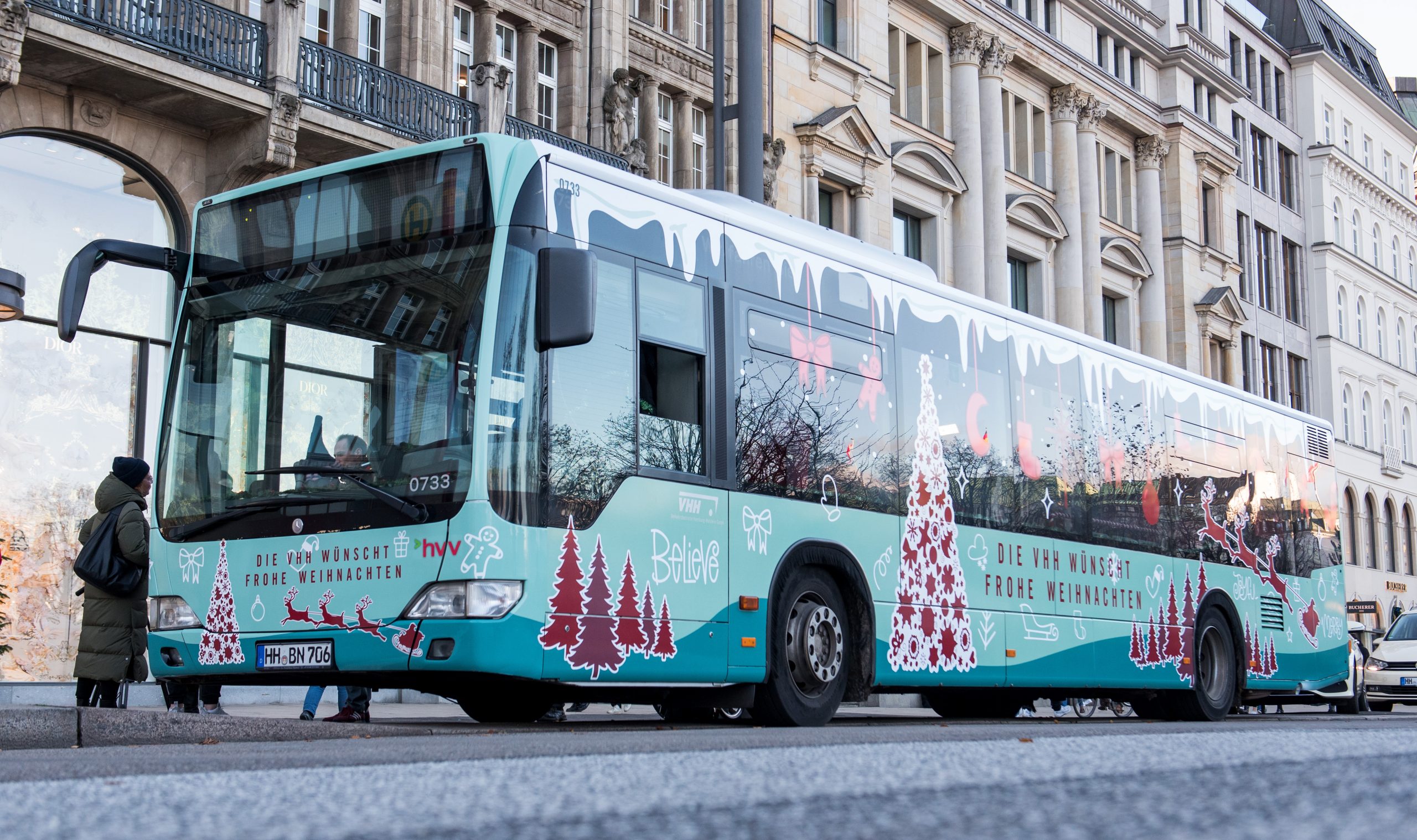 Von außen und innen ist der Weihnachtsbus passend dekoriert.