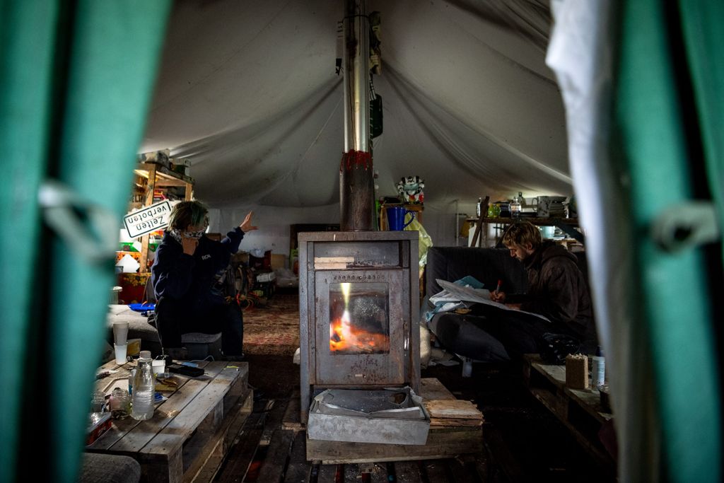 Dieser Holzofen soll die Bewohner eines Zeltes im A20-Protestcamp durch den Winter bringen.