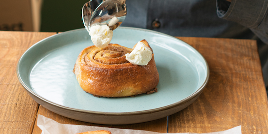 Franzbrötchen auf Teller