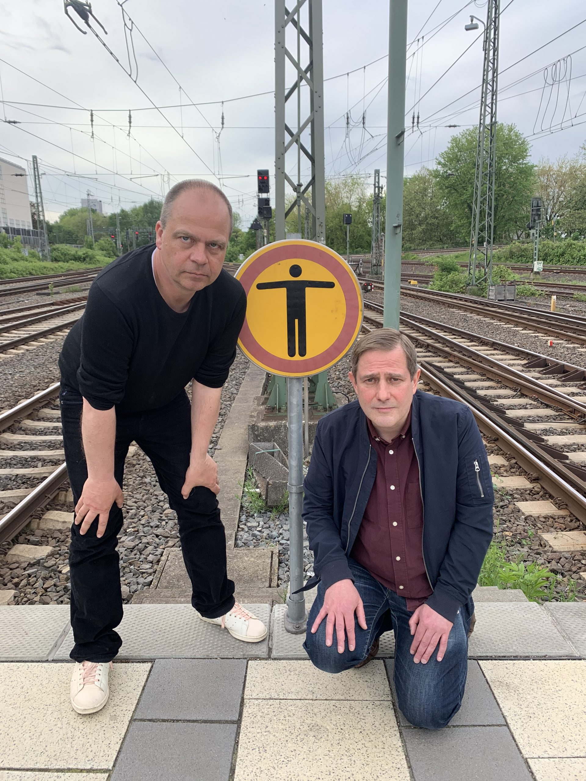 Christoph Dallach und Musiker Andreas Dorau an einem Bahngleis