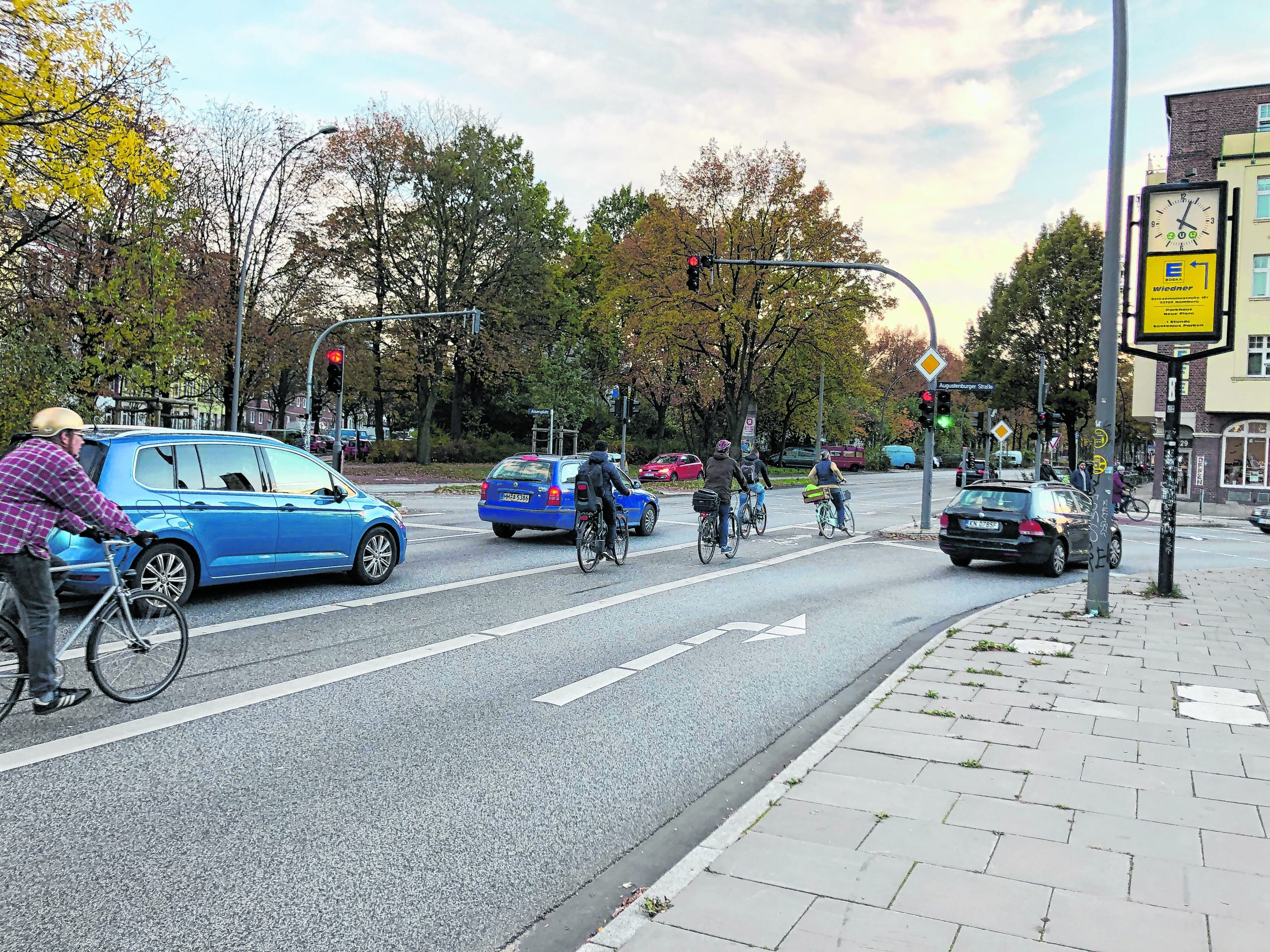 Am Alsenplatz müssen Radfahrer:innen ganz besonders aufpassen. Hier queren Busse und Pkw in hoher Frequenz.