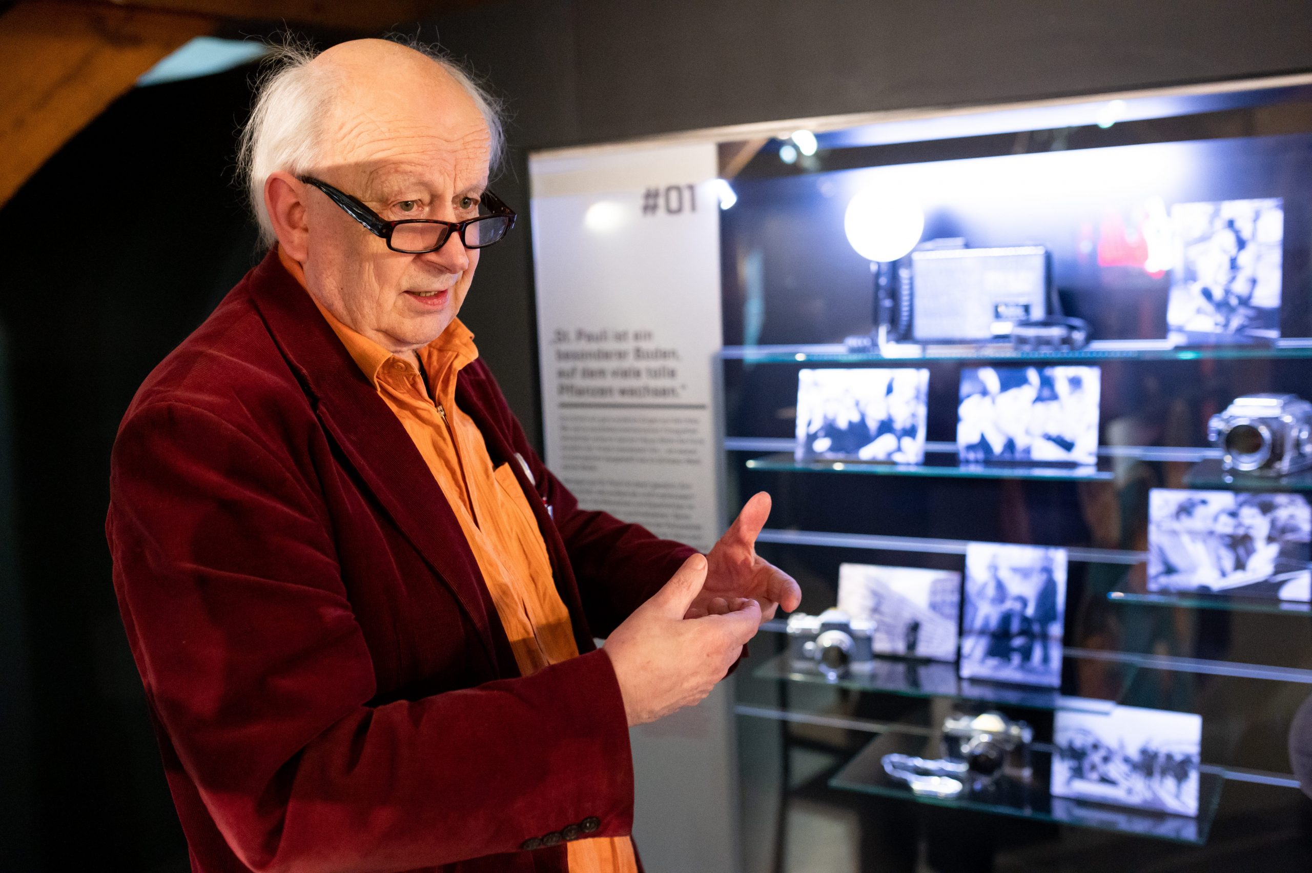 Günter Zint, Kiez-Legende und Fotograf, zeigt das Winterquartier seines Sankt Pauli Museums in Stade.