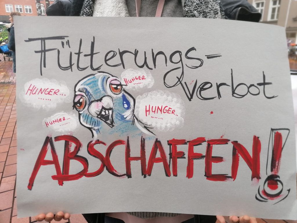 Die Demonstranten fordern außerdem eine Abschaffung des Fütterungsverbots - die Tauben würden auf der Suche nach Futter durch den Bahnhof laufen, „nicht zum Spazieren“, so Andrea Scholl vom Stadttauben-Verein.