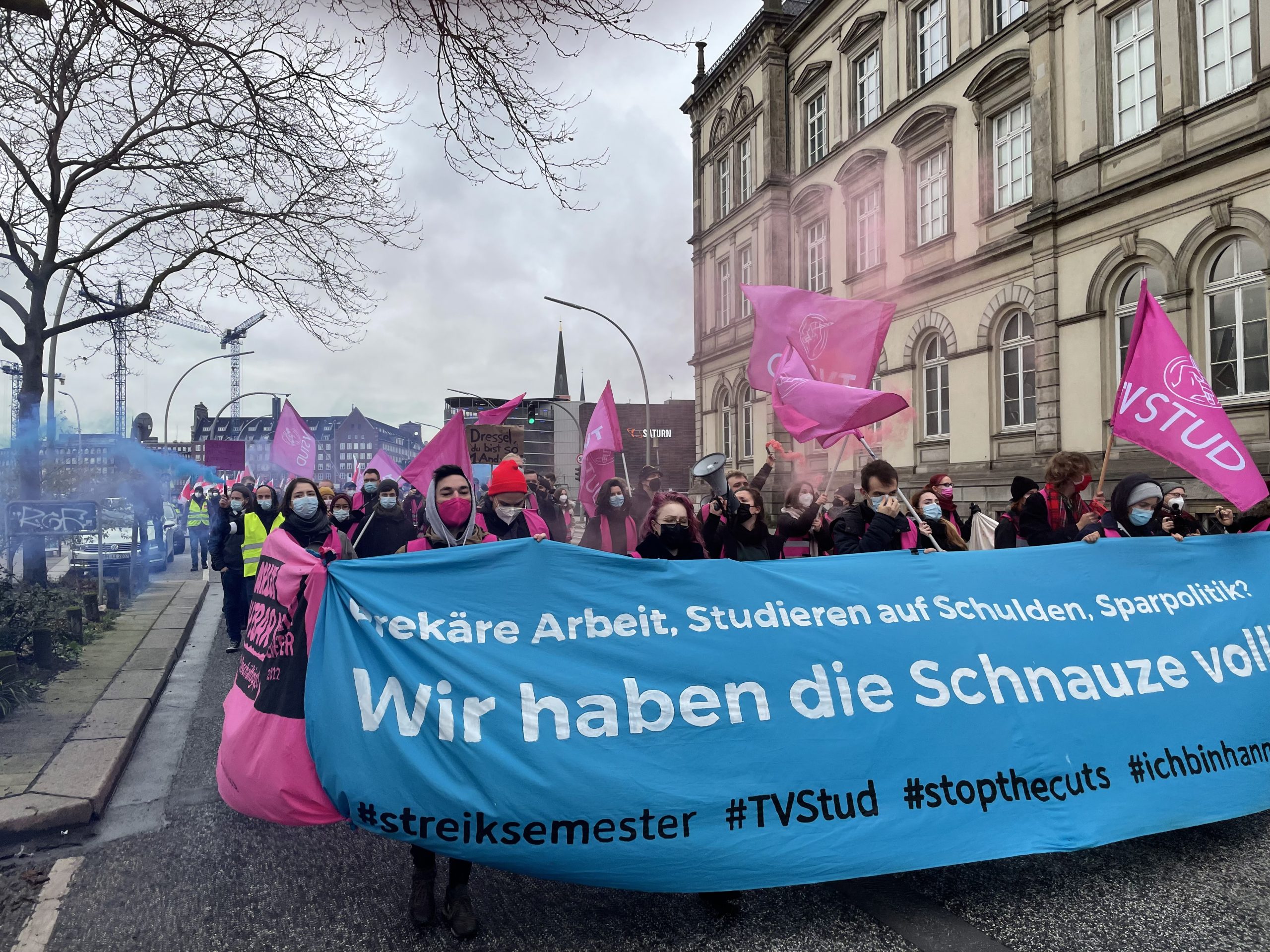 Studierende setzen sich für mehr Lohn für Mitarbeiter:innen im öffentlichen Dienst ein.