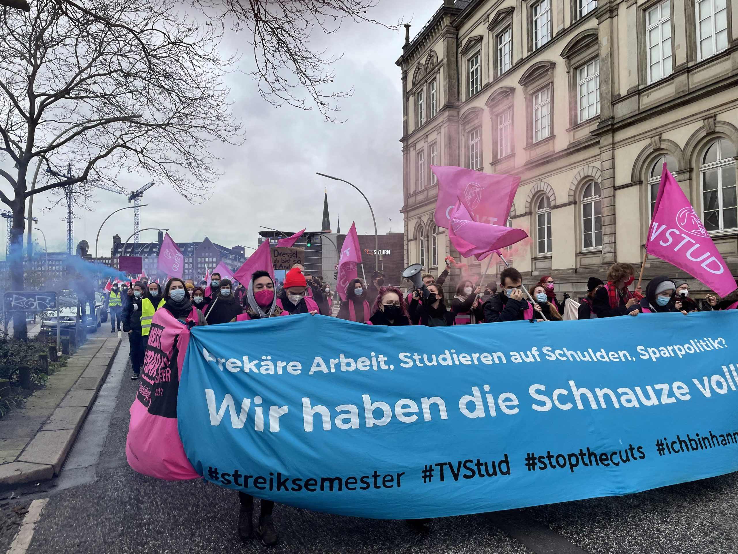 Studierende setzen sich für mehr Lohn für Mitarbeiter:innen im öffentlichen Dienst ein.