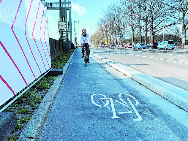 Verkehrssenator Anjes Tjarks auf Hamburgs erster „Protected Bike Lane“.