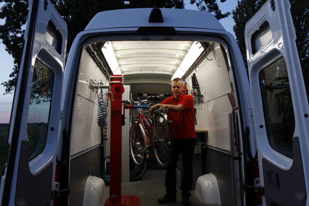 Inhaber Matthias Hansen im „Planetwheel“ – hier gibt's erste Hilfe fürs Fahrrad von unterwegs.