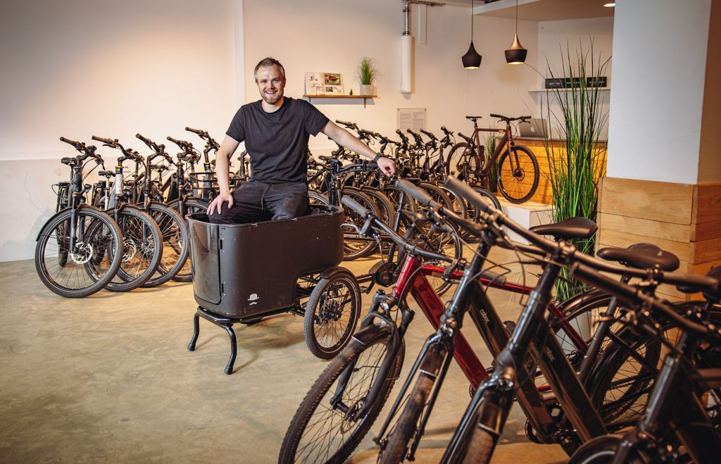 Bei ihm gibt's E-Bikes en masse: „Erfahre Hamburg“-Chef Bernd Repenning