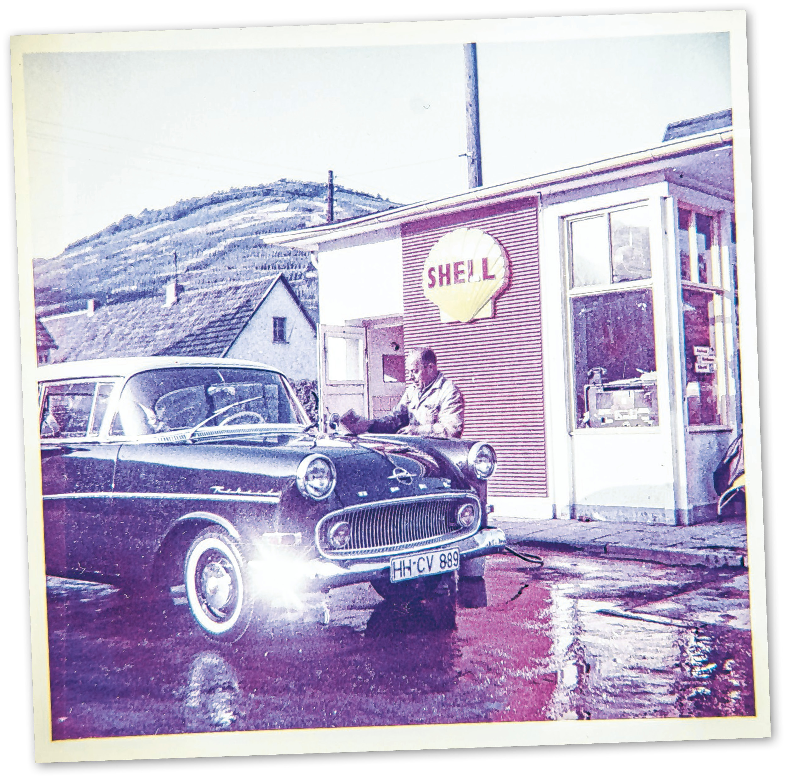 Schön vorsichtig: Dieser Hamburger Opel Rekord P1 wird um 1960 vom Shell-Tankwart per Hand gewaschen.