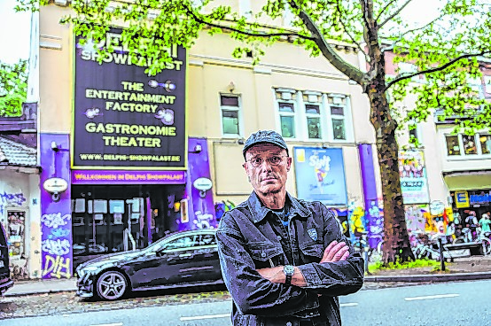 Thomas Hirschbiegel (hier am Tatort Eimsbütteler Chaussee) ist seit 1977 bei der MOPO. Der 62-Jährige war fast 40 Jahre Polizeireporter, schreibt heute als Chefreporter auch über Stadtentwicklung oder „Lost Places“. Zu dem Mord 1973 schreibt er: „Das ist ein Fall aus den Tiefen des MOPO-Archivs. Wir dürften eine der wenigen Zeitungen weltweit sein, die noch ein Zeitungsarchiv haben. Dort liegen zig braune Papiertüten mit säuberlich ausgeschnittenen Artikeln und Fotos. Wir hatten damals vier Archivare und ich bin immer wieder begeistert, wie akkurat die gearbeitet haben.