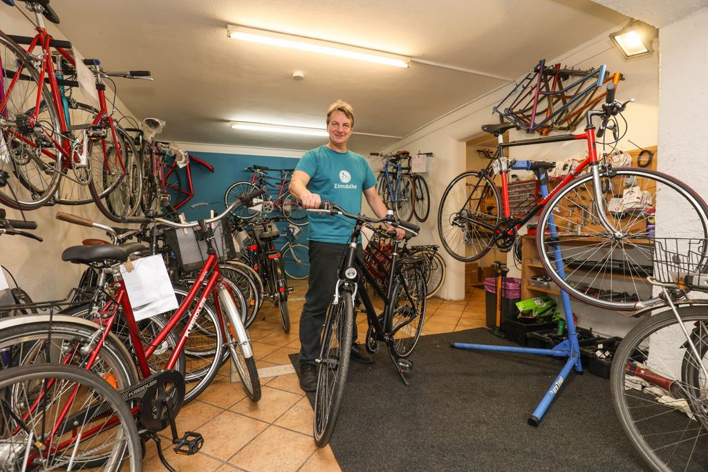 Stephan Tegtmeyer ist Inhaber vom „Eimsbike“ in Eimsbüttel – hier gibt es die „Blitzreparaturen“ - auch über Nacht.