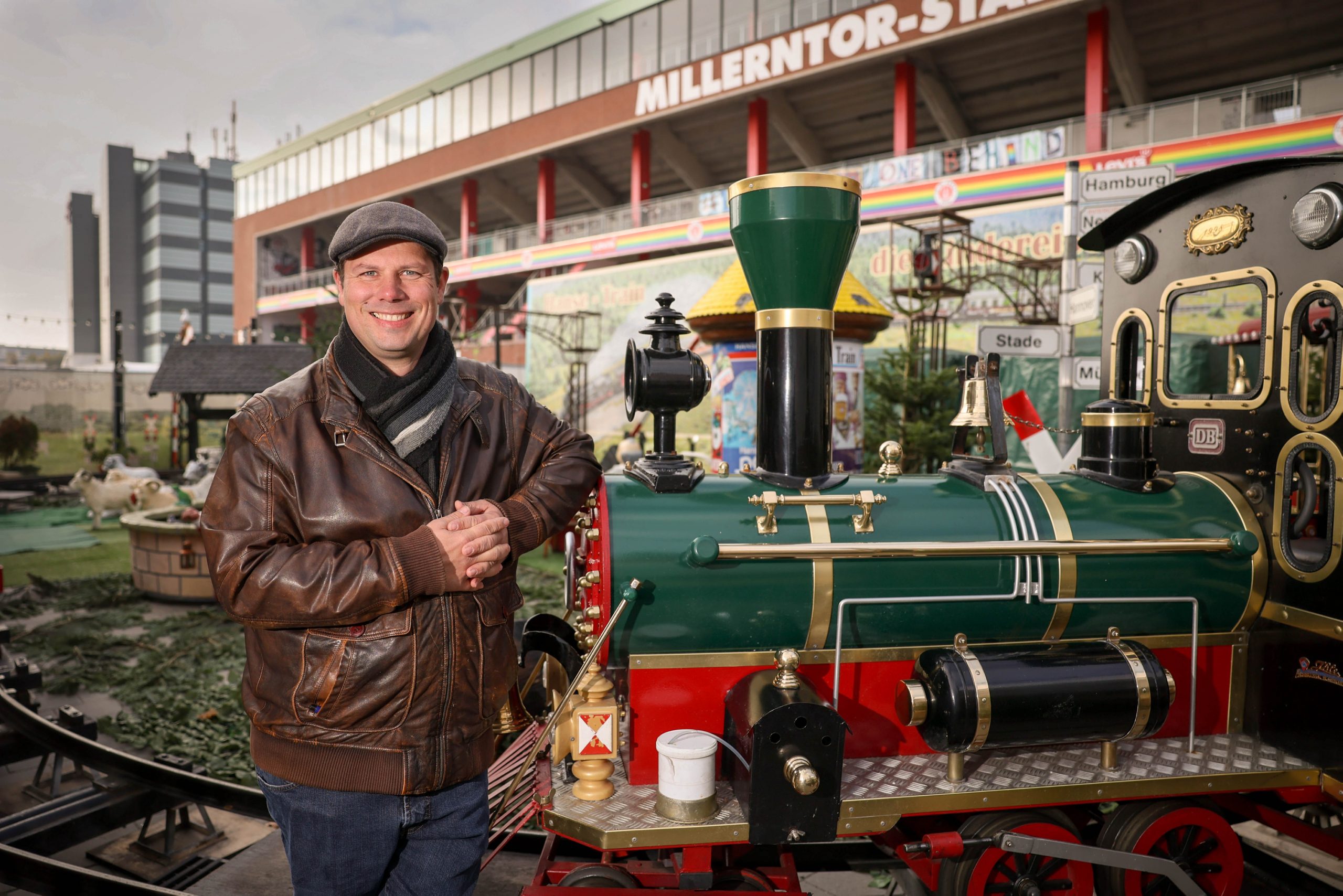 Wilhelm Hemberger, 41, vor seiner Eisenbahn