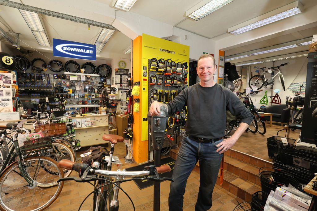 Inhaber Kai Zenker im „Fahrrad Dulsberg“. Hier werden nicht nur Fahrräder verkauft sondern auch „Wünsche erfüllt“.