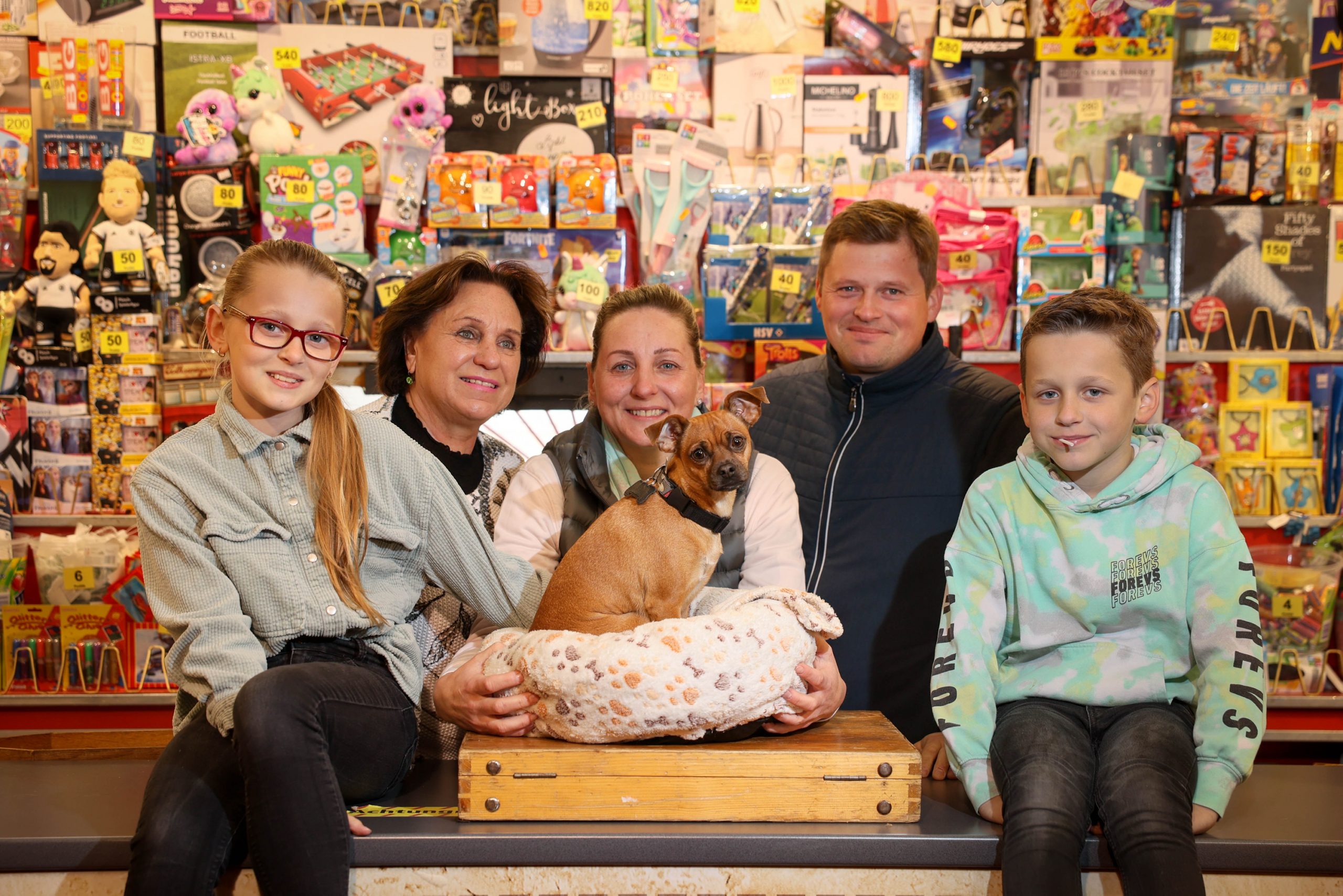 Vater Toni Paulsen, 37, Mutter Jaqueline Rasch, 38, Tochter Kate Rasch, 11, Sohn: Jimmy Paulsen, 9 und Oma Petra Rasch, 66 mit Hund Cookie, 3