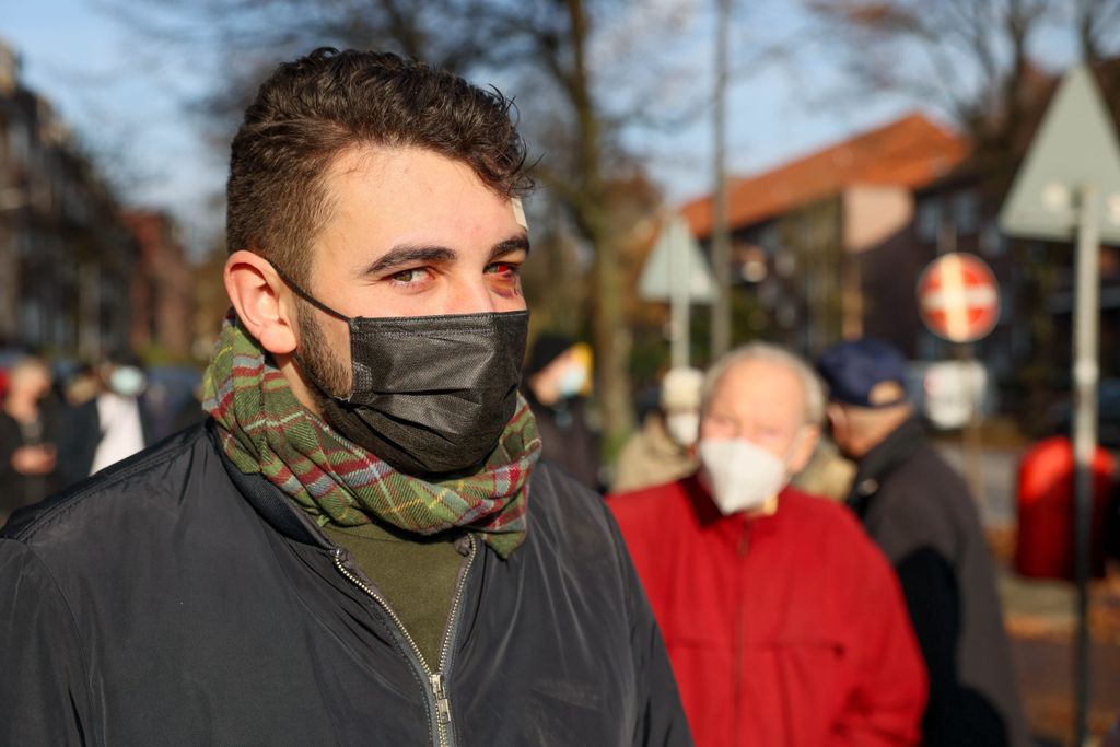 Lukas E. will endlich wieder ohne Maske arbeiten können - und impft sich vor allem wegen 2G. Aber er findet den Piks auch solidarisch.