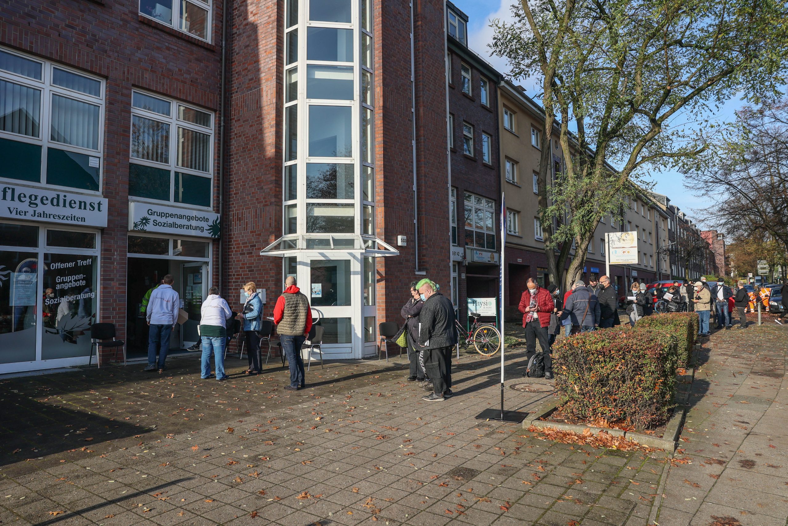 Schon kurz nach der Öffnung der Impfaktion hat sich in der Fuhlsbüttler Straße eine lange Schlange gebildet.