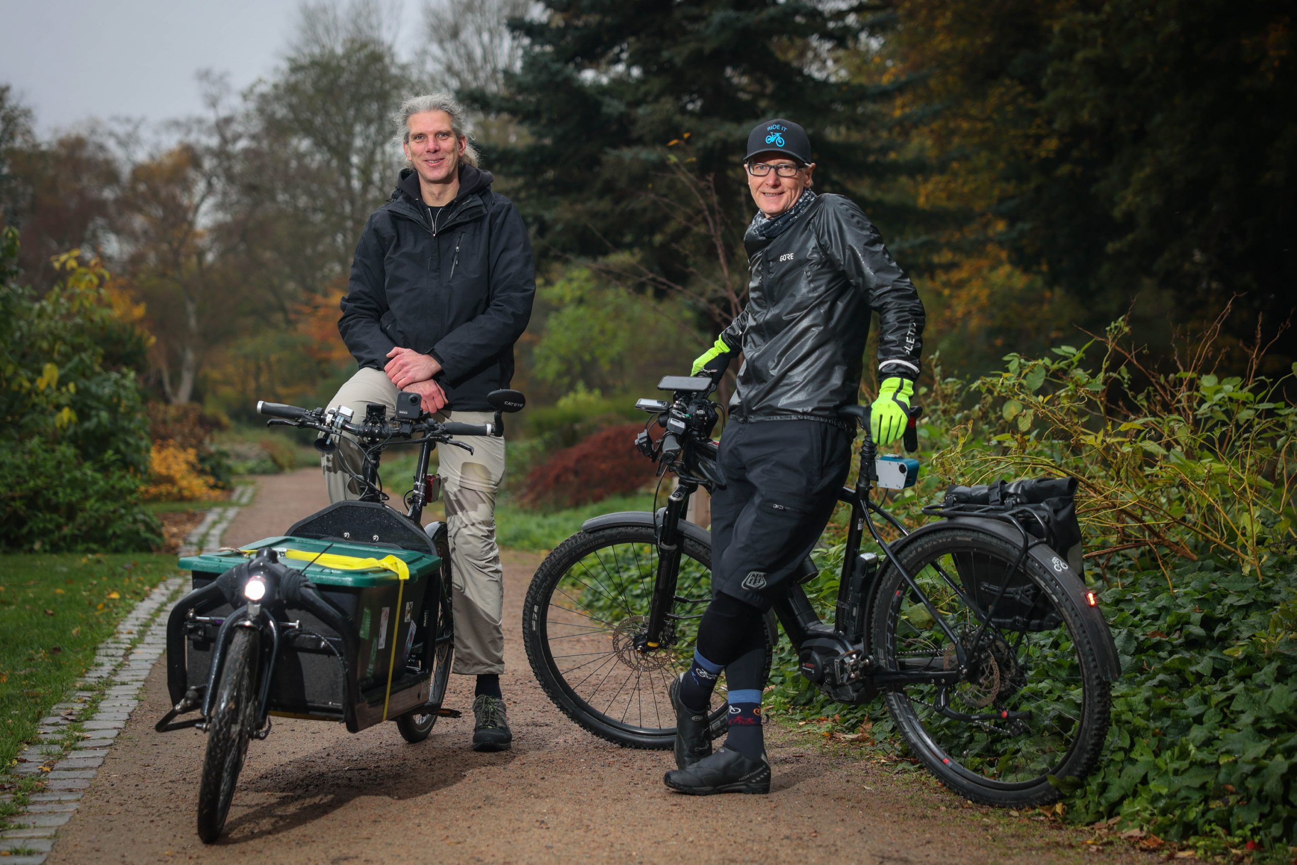 ADFC-Mitglieder Markus Jaschinsky und thomas Lütke (v.l.) testen die „Open-Bike-Sensoren“ in Hamburg.