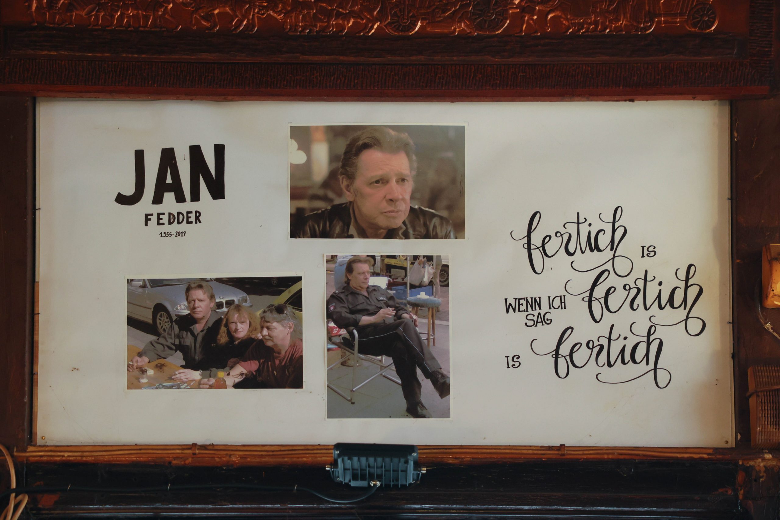Im Lokal befindet sich eine kleine Gedenktafel für Schauspiel-Legende Jan Fedder.