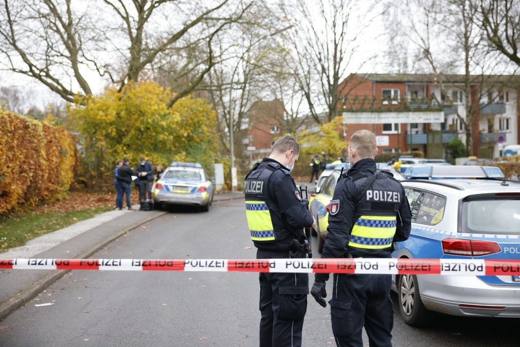 Streifenpolizisten sperrten den Bereich weiträumig ab.