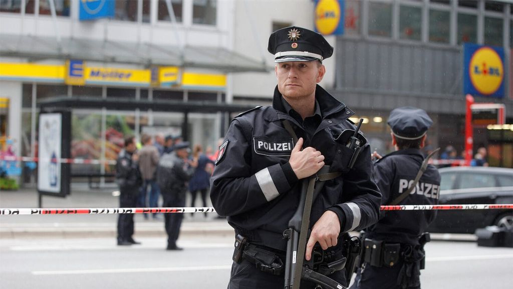 Behrendt bei einem Polizeieinsatz in Hamburg. Den Beruf hat er hinter sich gelassen. 