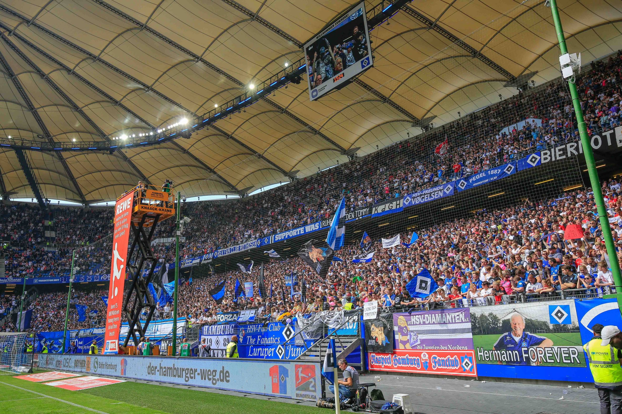 Lotto King Karl singt im HSV-Stadion