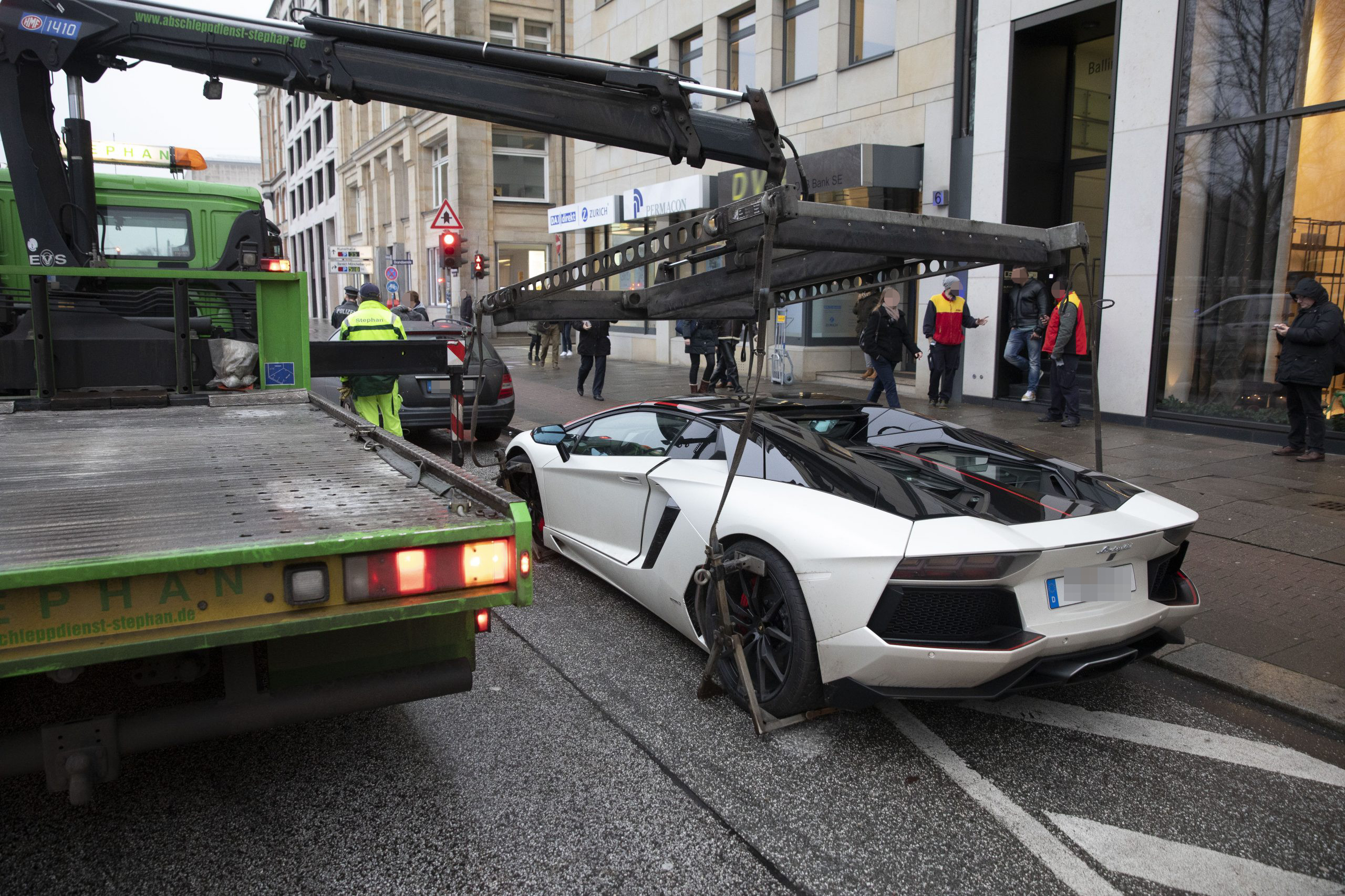 Hier wird der Lamborghini von Ex-Werder-Torwart Tim Wiese abgeschleppt (Archivfoto).